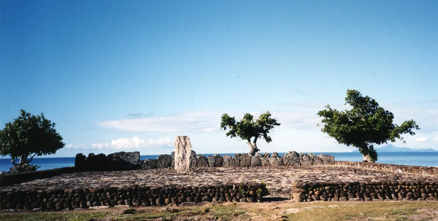 Plateforme de pierres du marae Taputapuātea à Raiatea