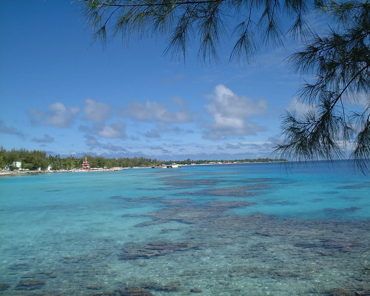 Atoll de Hao avec Otepa et l’ancienne marina à l’arrière-plan