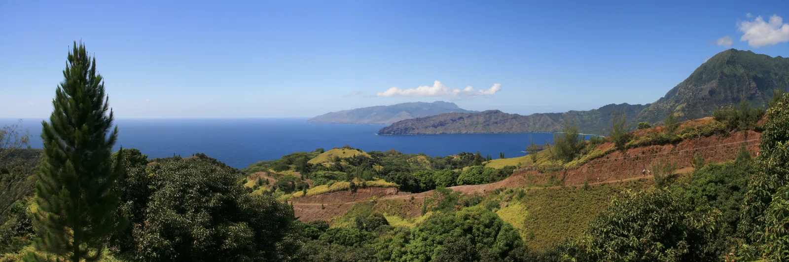 Vue vers le sud-ouest depuis Hiva Oa avec Tahuata au loin