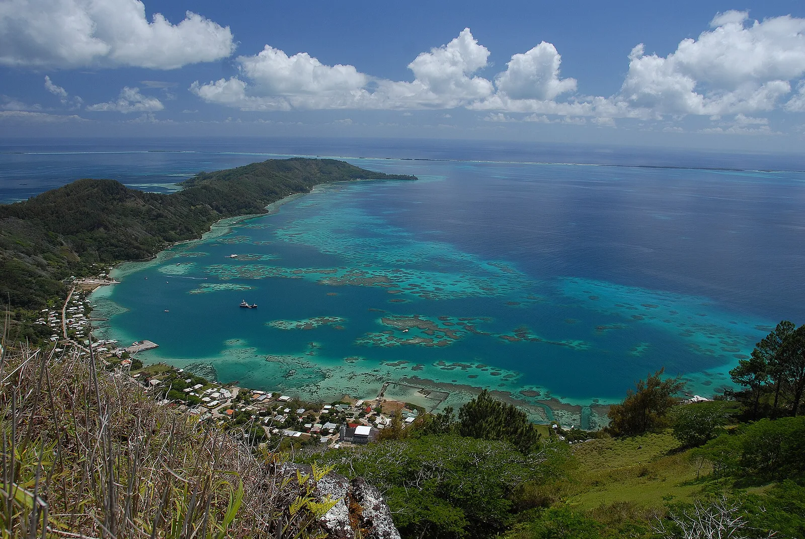 Vue sur le lagon et Rikitea à Mangareva