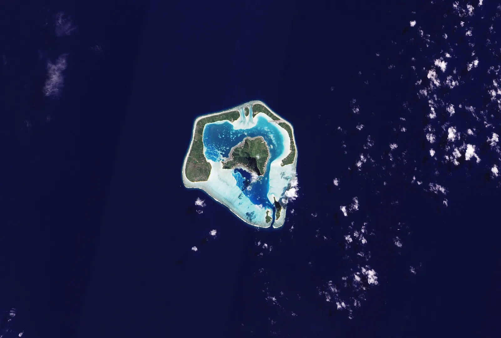 Vue satellite de Maupiti, de son lagon et de ses motu