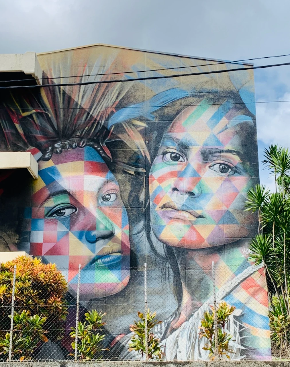 Fresque de Kobra représentant deux visages polynésiens à Papeete