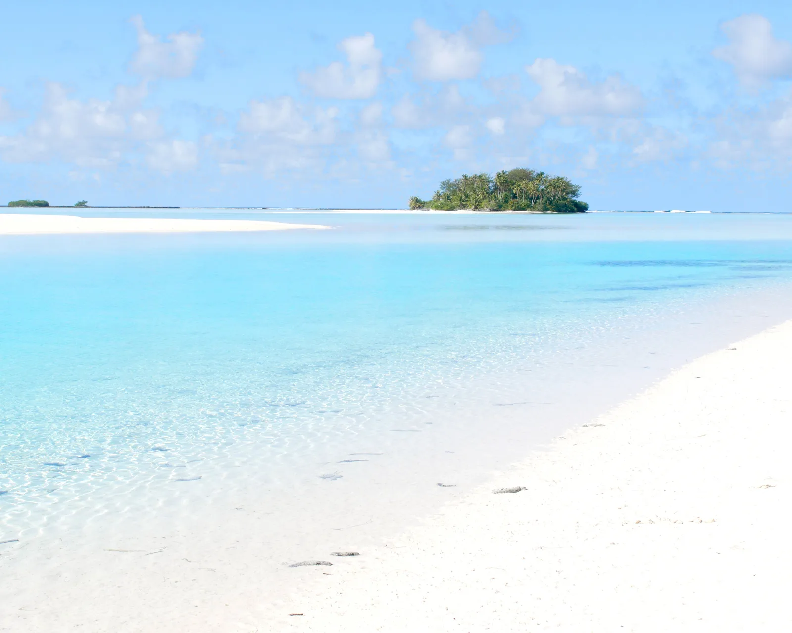 Lagon et reliefs de Raivavae vus depuis le motu Vaiamanu