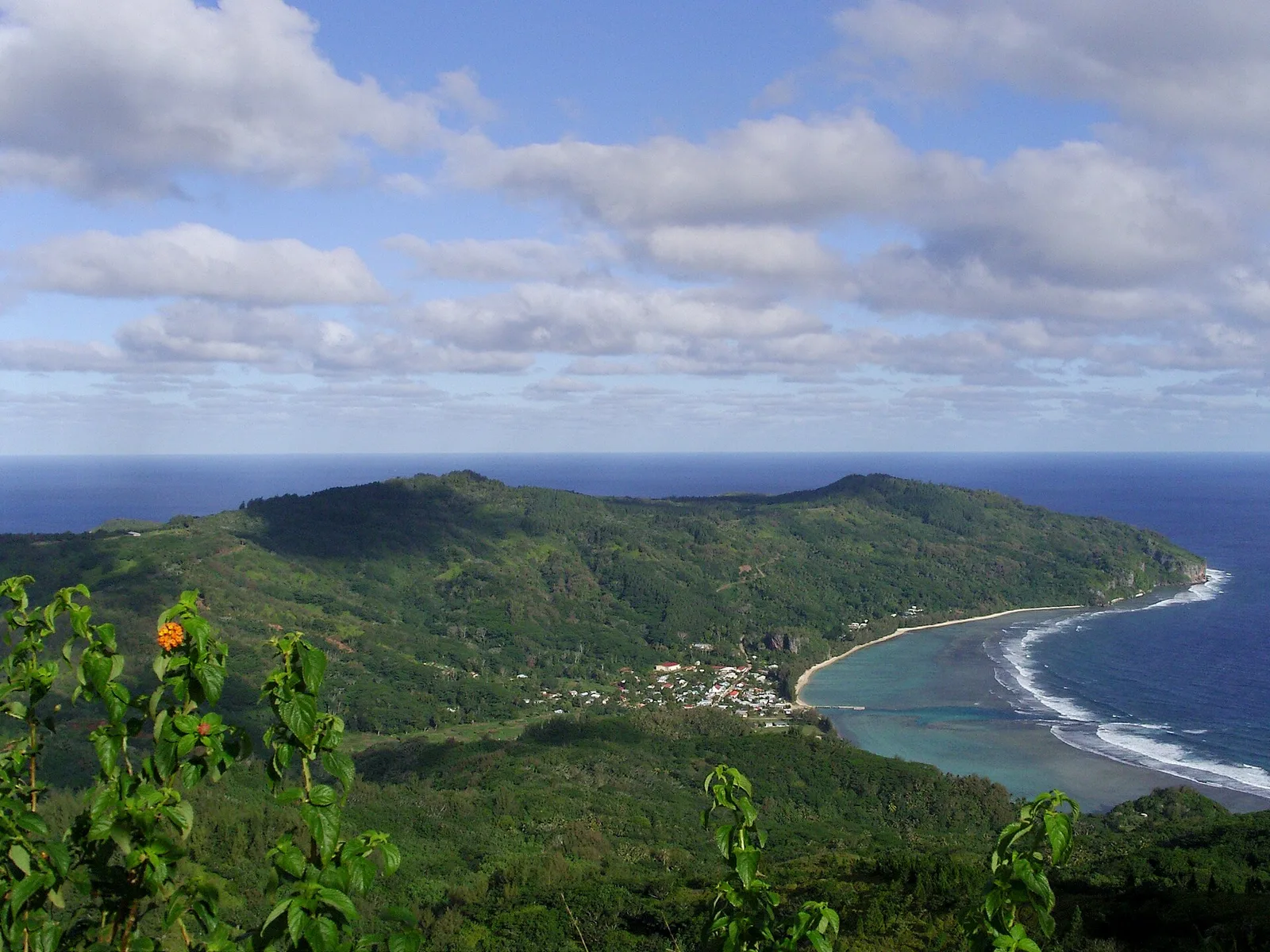 Baie et village d’Avera vus depuis le mont Manureva à Rurutu