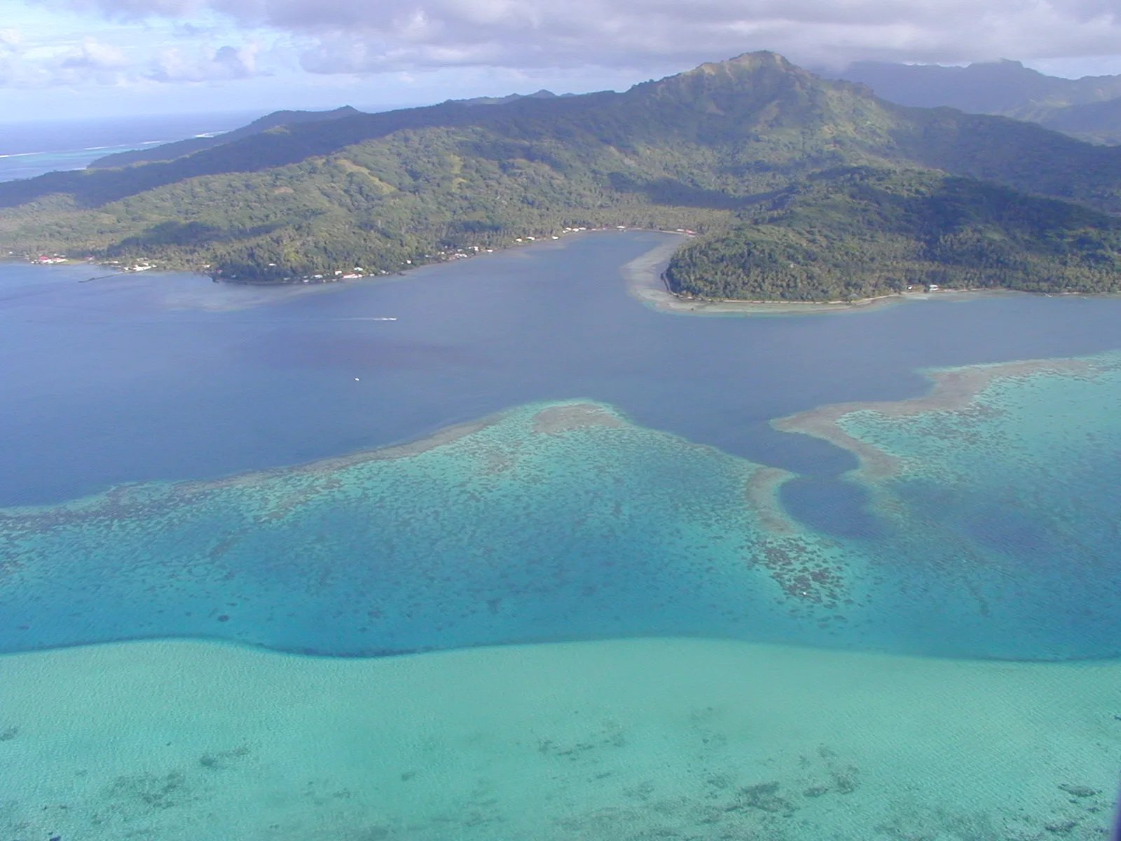 Vue aérienne de Taha’a au centre du lagon partagé avec Raiatea