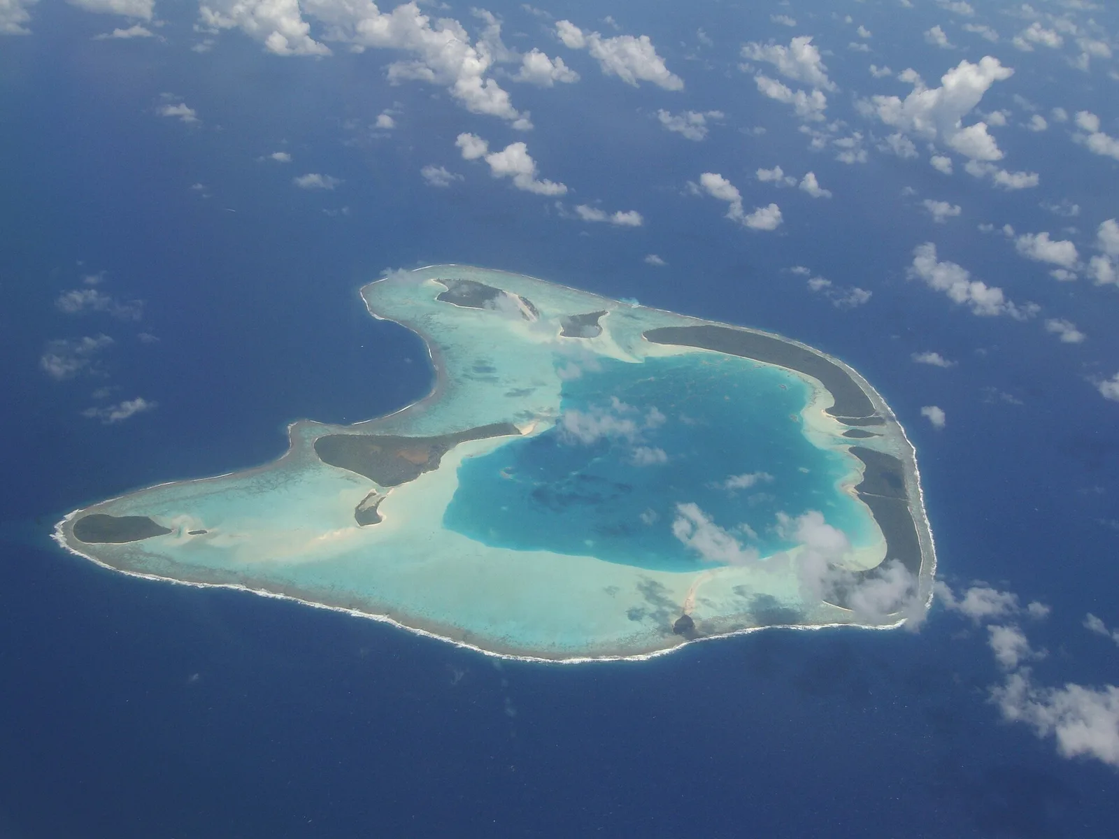 Vue aérienne de l’atoll de Tetiaroa et de ses motu