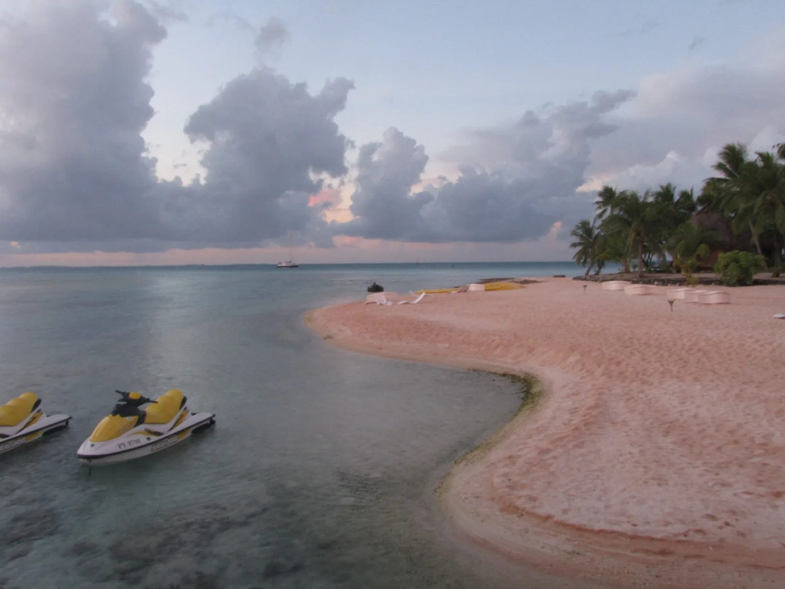Plage de sable rose à Tikehau