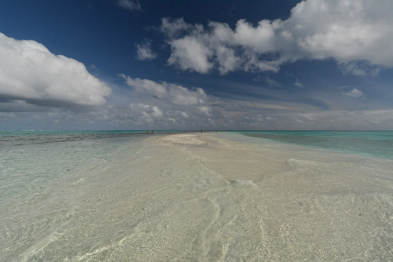 Lagon de Tubuai vu depuis un banc de sable au sud-est de l’île