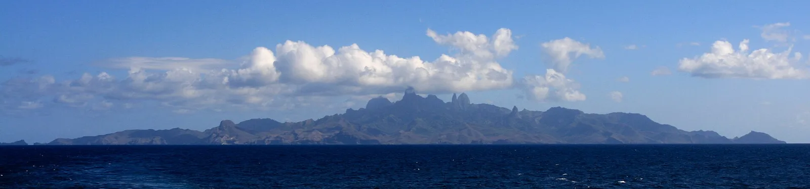 Vue panoramique de Ua Pou et de ses reliefs